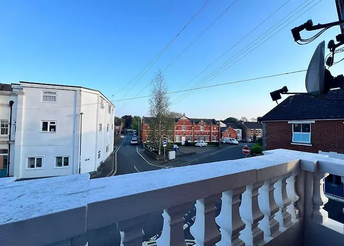 Bright, First Floor, One Bedroom Flat In Wimborne