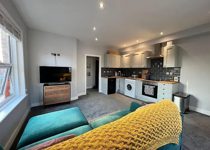 Bright, First Floor, One Bedroom Flat In Wimborne