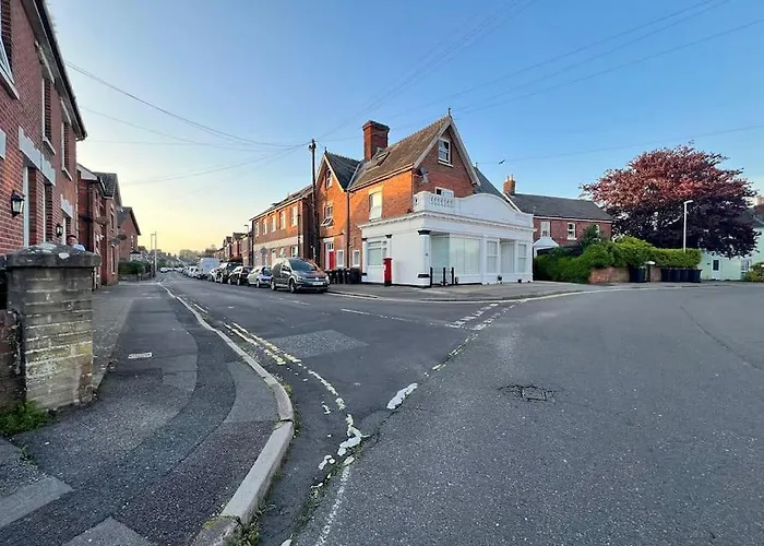 Bright, First Floor, One Bedroom Flat In Wimborne