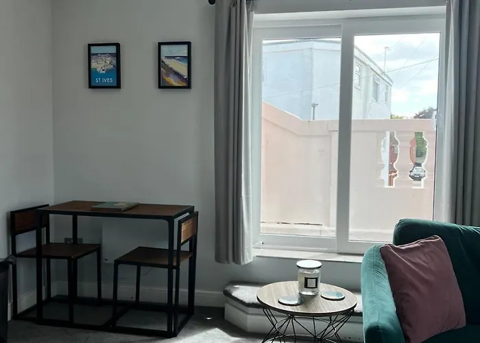Bright, First Floor, One Bedroom Flat In Wimborne