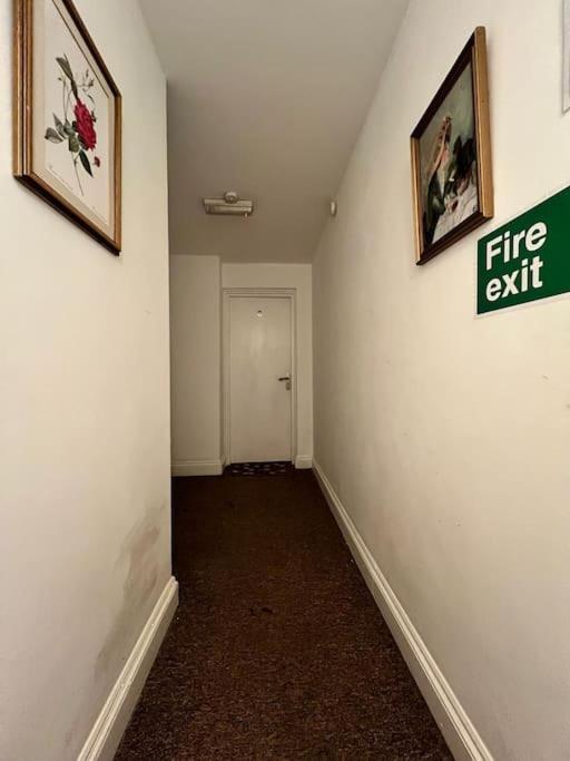 Bright, First Floor, One Bedroom Flat In Wimborne *