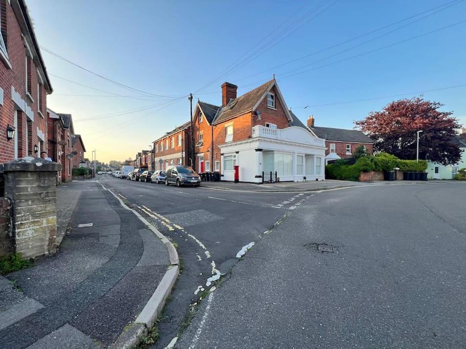 Bright, First Floor, One Bedroom Flat In Wimborne *