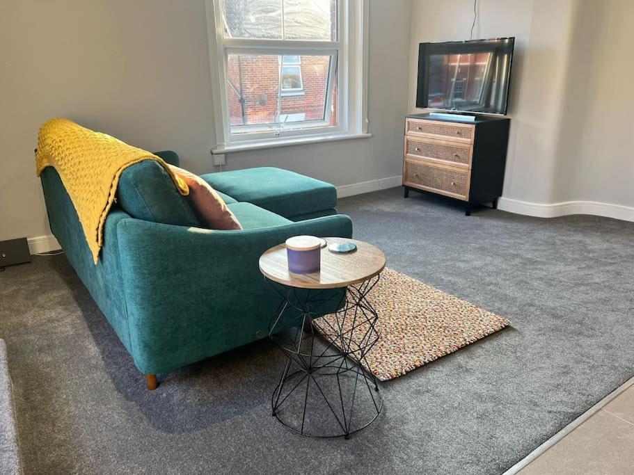 Bright, First Floor, One Bedroom Flat In Wimborne