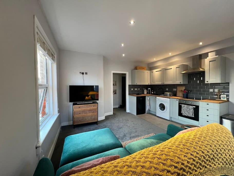 Bright, First Floor, One Bedroom Flat In Wimborne Apartment