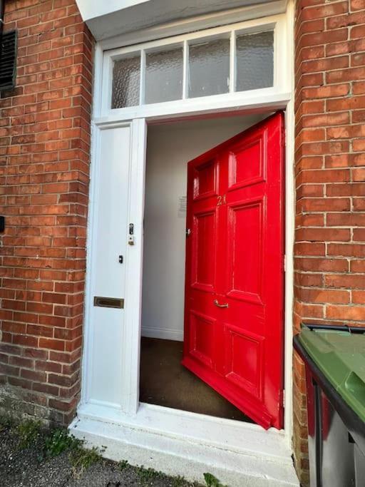 Bright, First Floor, One Bedroom Flat In Wimborne Apartment *