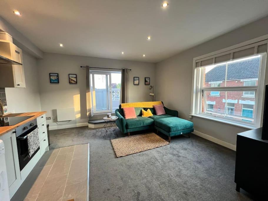Bright, First Floor, One Bedroom Flat In Wimborne *