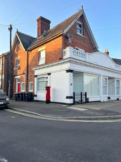 Bright, First Floor, One Bedroom Flat In Wimborne * Wimborne Minster